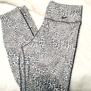 Nike workout leggings black & white animal print‎